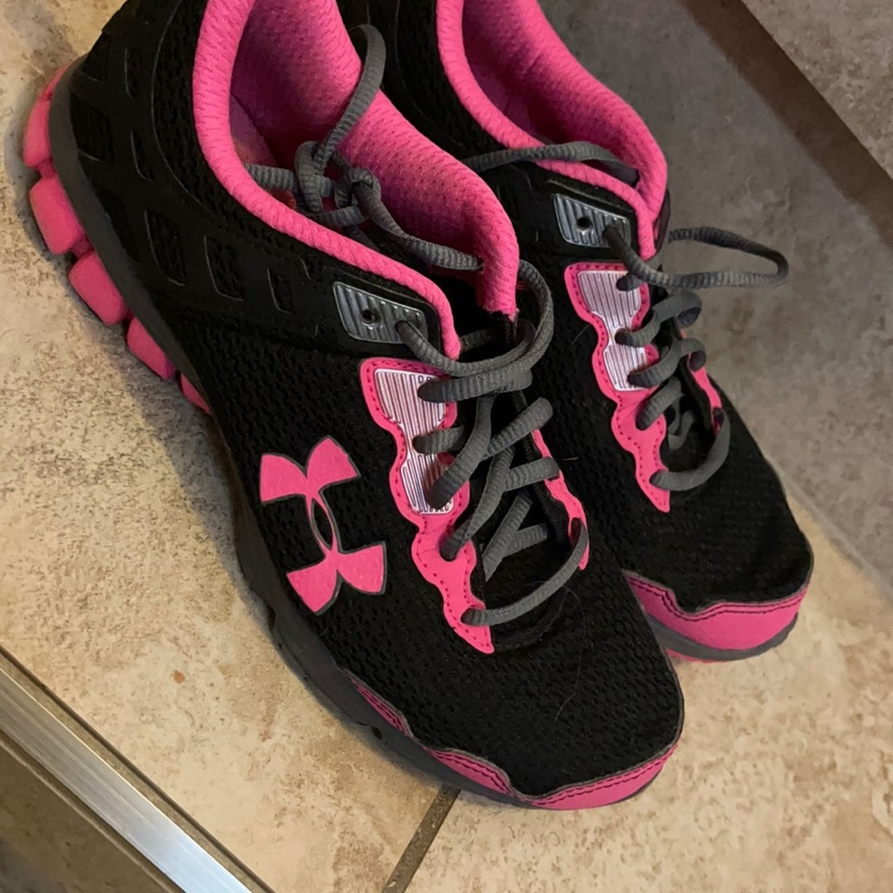 Black and pink under armour runners
